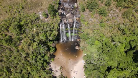 Vista-Aérea-De-Un-Río-Cascada-Y-Gente-Refrescándose-En-Verano