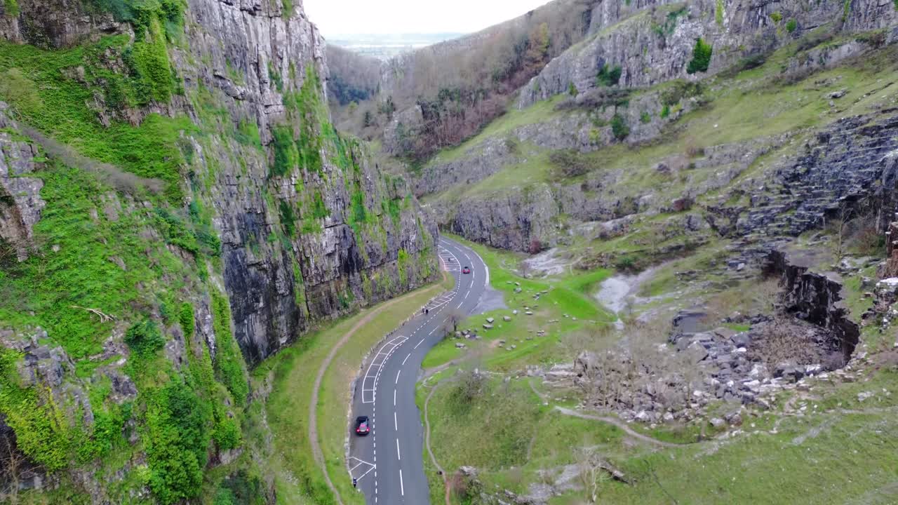 Auto che attraversa la Gola di Cheddar.
