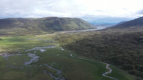 Luftaufnahme-über-Hügel-Und-Täler-In-Schottland