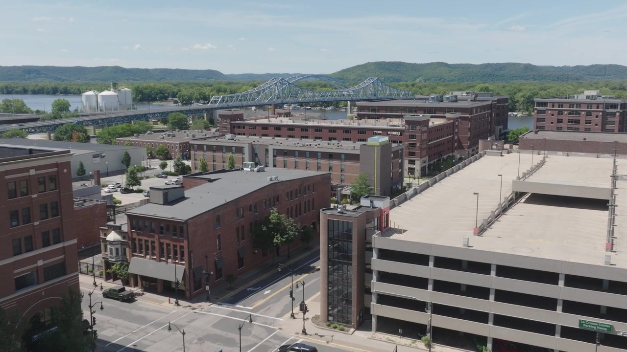 Vista de dron del paisaje urbano del centro de La Crosse en Wisconsin, EE. UU., con un puente al fondo.