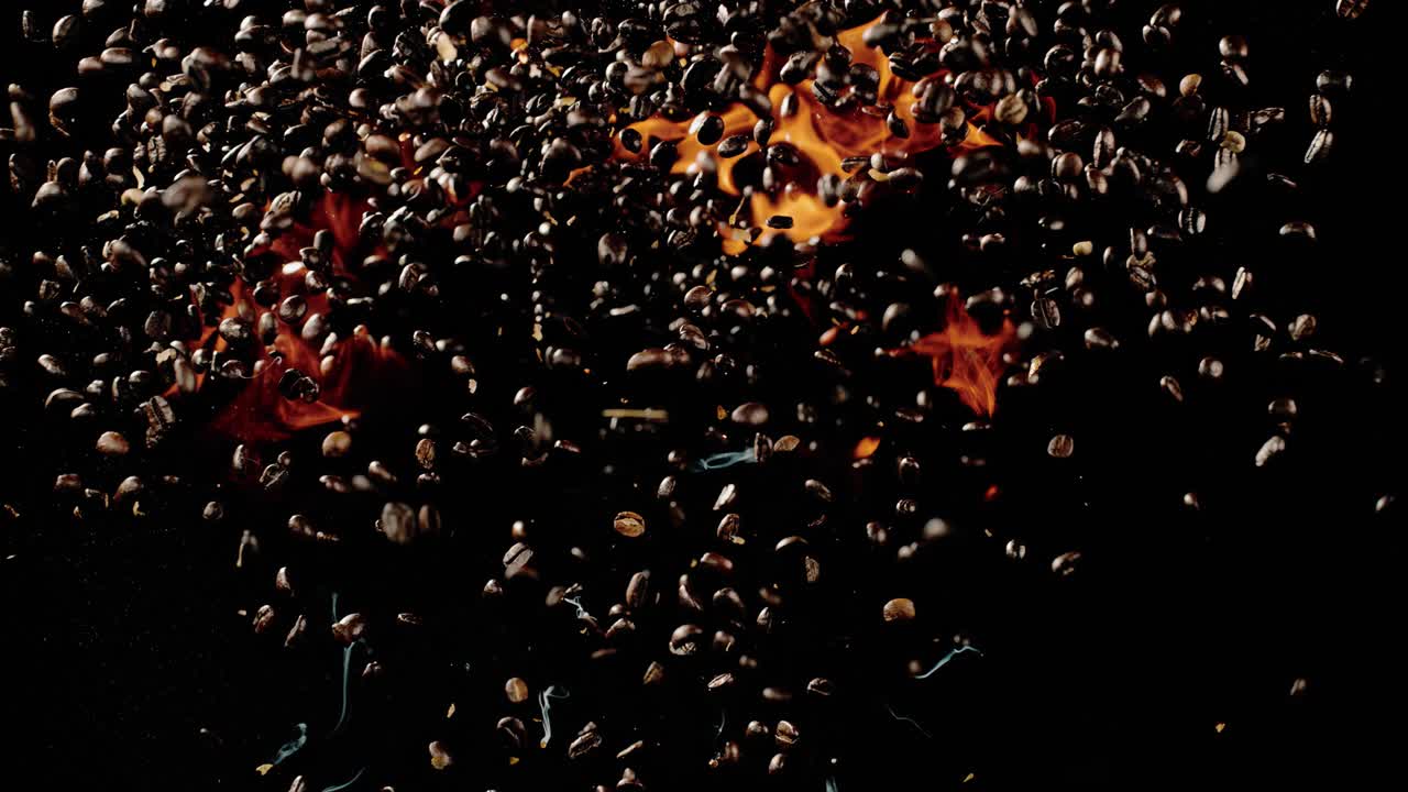 I chicchi di caffè schizzano in aria con fiamme sottostanti