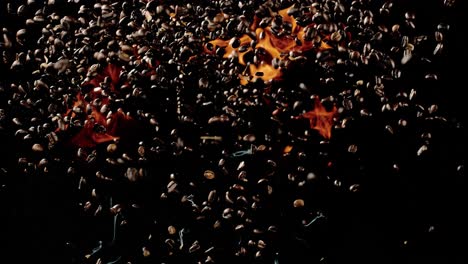 los granos de café disparan al aire con fuego debajo de él