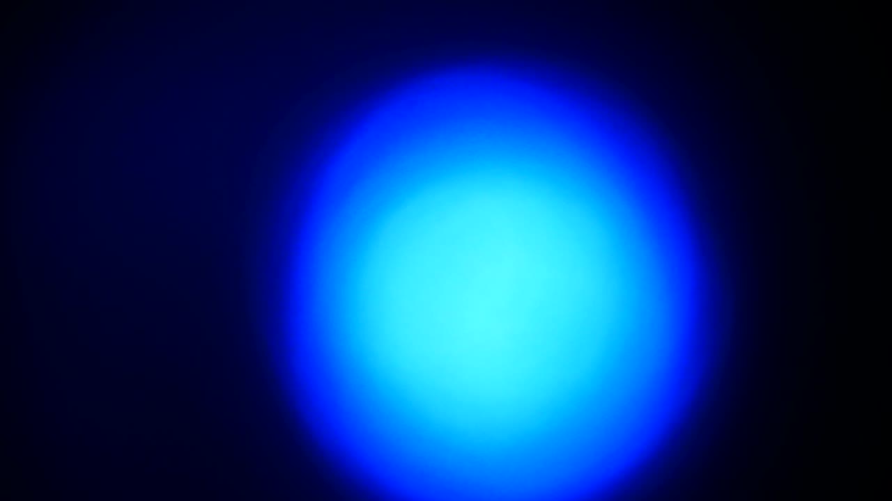 검은색, 파란색 바탕에 반이는 파란색 빛의 구