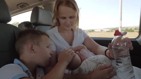 Familia-De-Madre-Hijo-Mayor-Y-Bebé-En-El-Coche