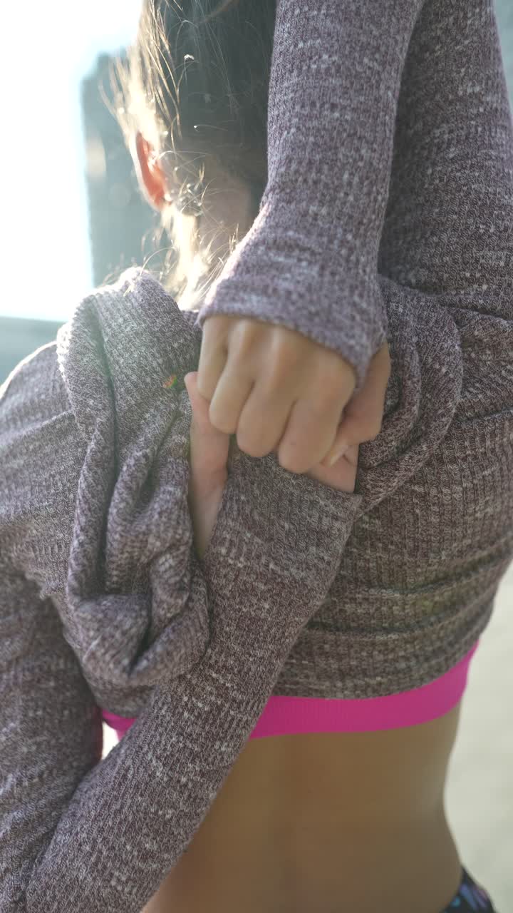 야외에서 스트레칭하는 여자