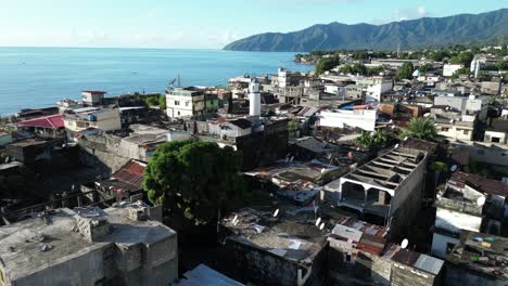 isla de anjouan archipiélago de las comoras áfrica océano índico dron vuela sobre la pequeña ciudad de pescadores acercándose a la torre del minarete