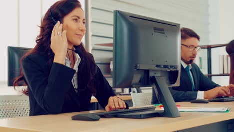 personas de negocios que usan auriculares trabajando en la oficina