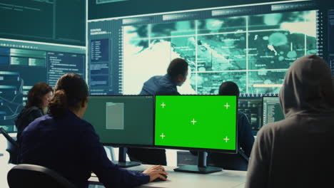 especialista en hacking trabaja con una pantalla de clave de croma aislada