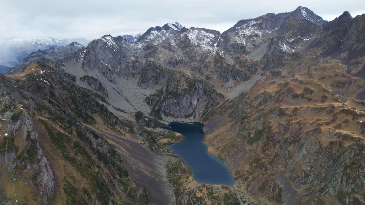 Il sereno lago di Ilhéou nei Pirenei, perfetto per escursioni e per godere della tranquillità