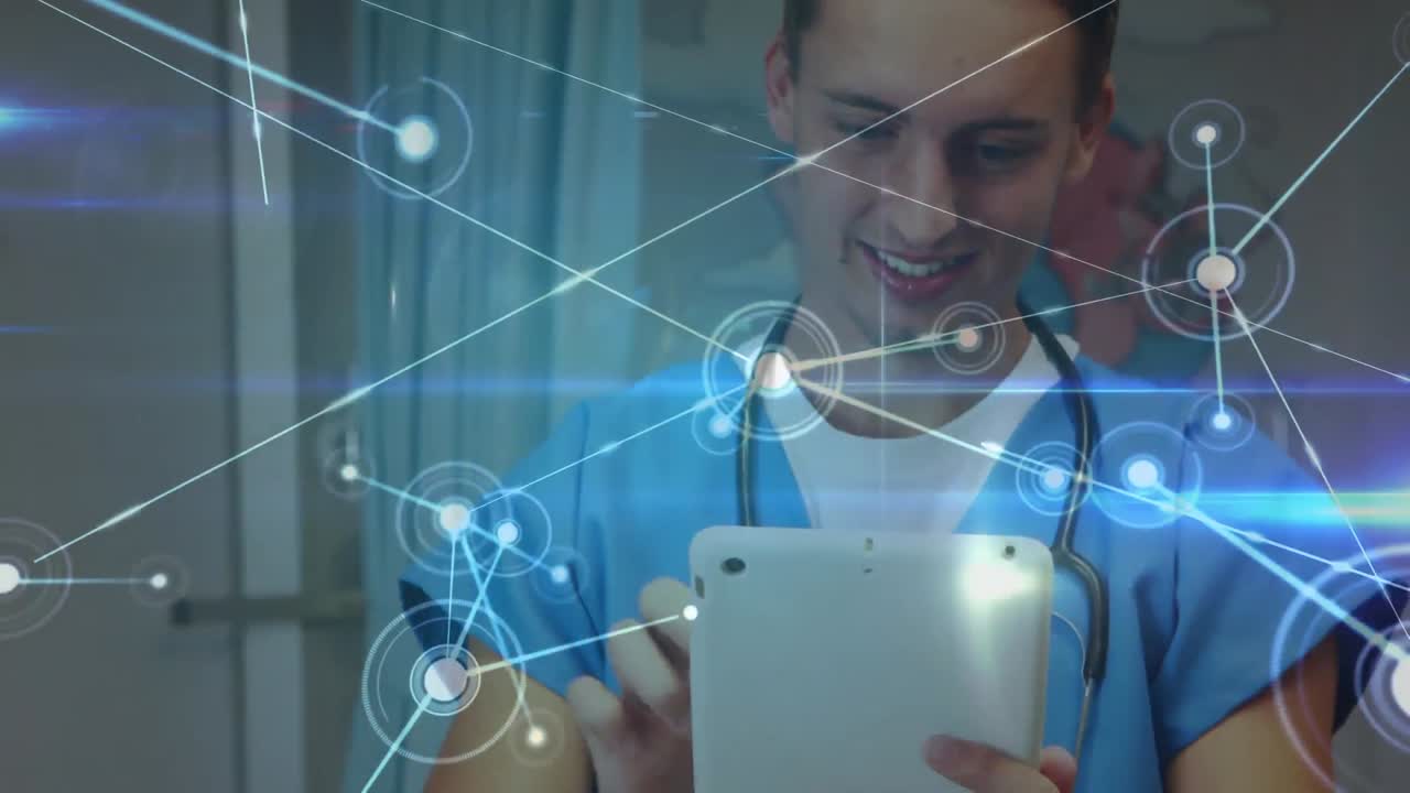 Red de conexiones y estelas de luz azul sobre un trabajador de la salud con estetoscopio alrededor de su.
