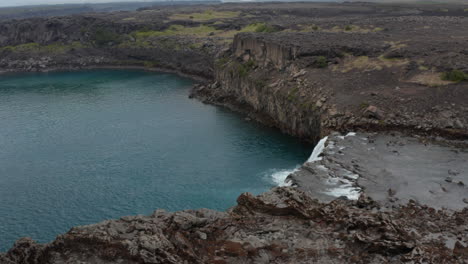 Luftbild-Isländische-Landschaft-Des-Aldeyjarfoss-Wasserfalls-In-Nordisland.-Drohnenansicht-Des-Wasserfalls-Im-Nördlichen-Teil-Der-Sprengisandur-Straße-Im-Isländischen-Hochland