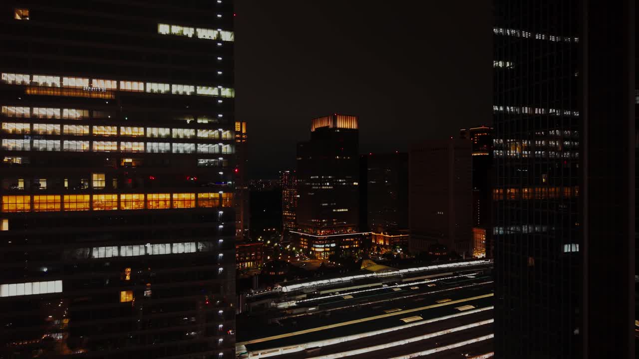 조명 된 건물 과 함께 야간 도시 풍경