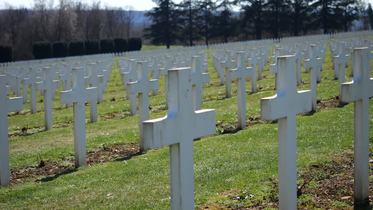 las lápidas, el osario de douamont, verdun, francia