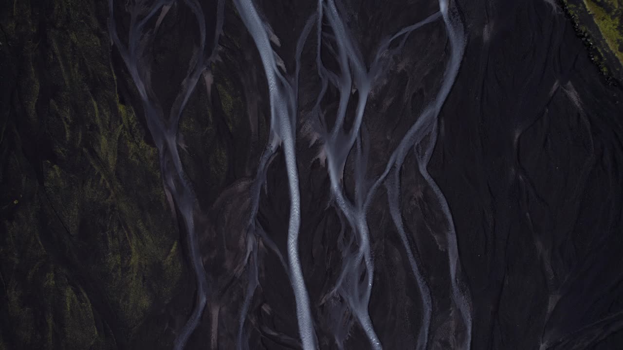 escorrentías glaciales entretejidas de islandia - majestuosa vista aérea de arriba hacia abajo