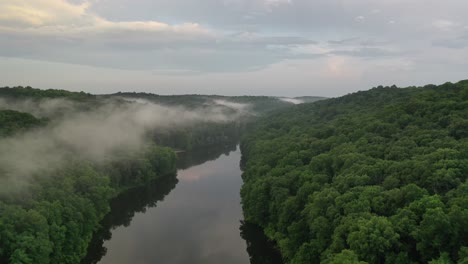 Río-Forestal-Y-Niebla-Creciente-A-Principios-De-La-Mañana-De-Verano,-Vista-Aérea-De-Drones