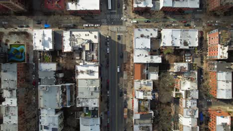 Una-Vista-De-ángulo-Alto,-De-Arriba-Hacia-Abajo,-Sobre-Un-Vecindario-De-Brooklyn-En-Un-Día-Soleado