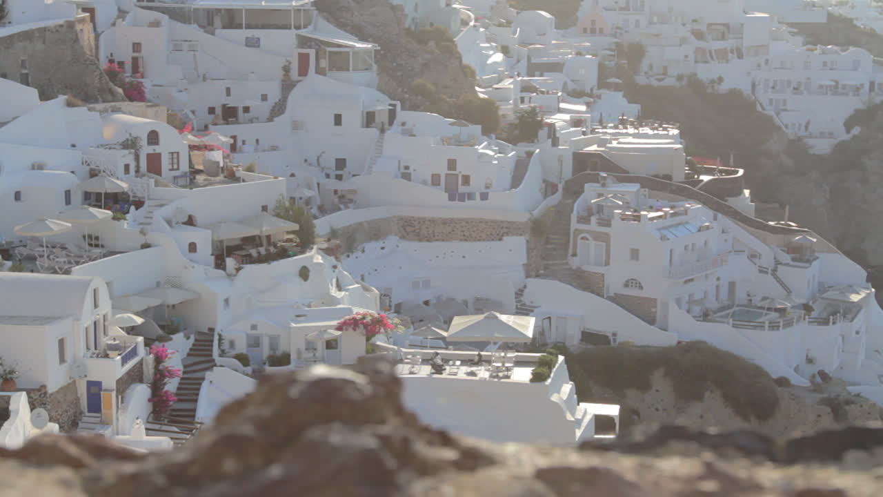 vista desde arriba de villas y habitaciones de vacaciones en el tradicional pueblo griego cicládico de oia, santorini