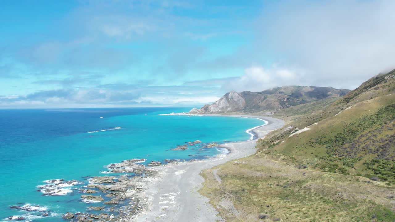 해안선을 드러내기 위해 뒤로 날아가는 드론