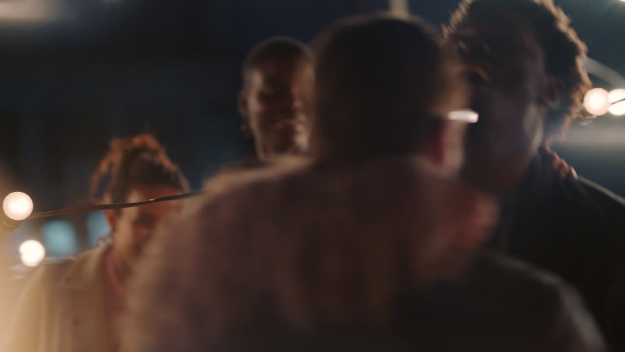 felices amigos multirraciales divirtiéndose bailando juguetón juntos disfrutando de la fiesta en la azotea por la noche riendo celebrando la amistad