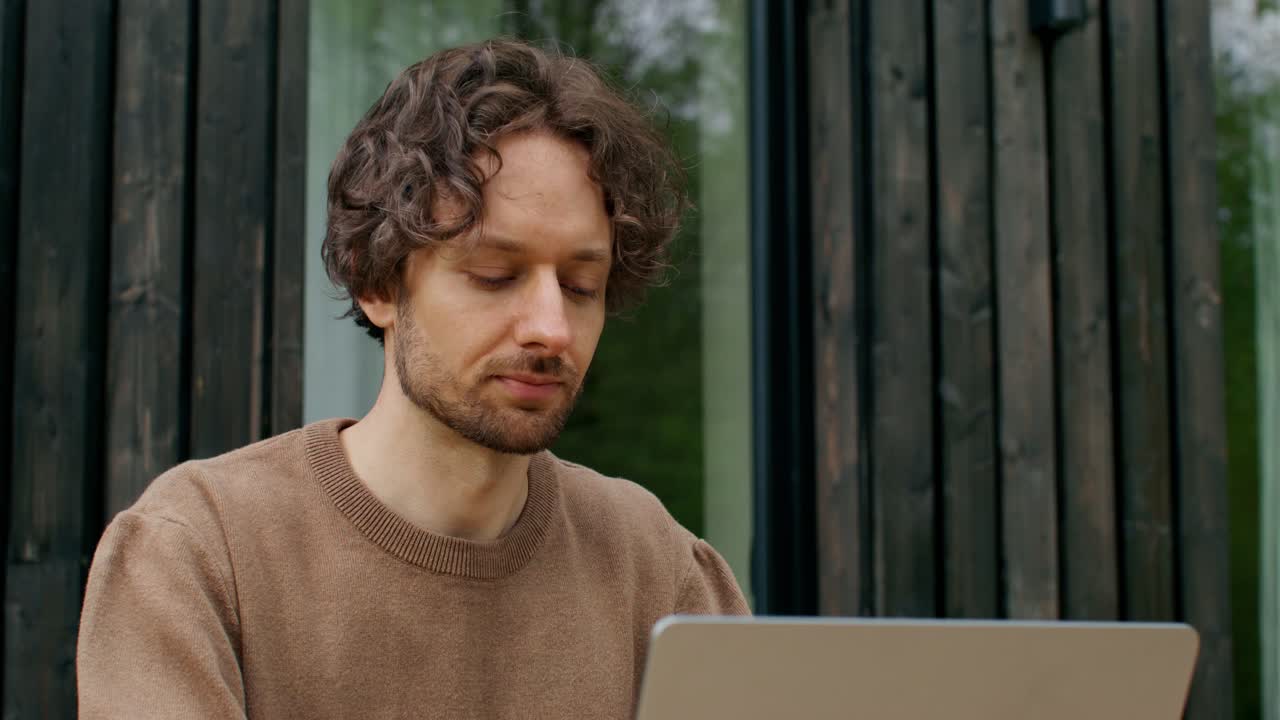 hombre trabajando en una laptop al aire libre