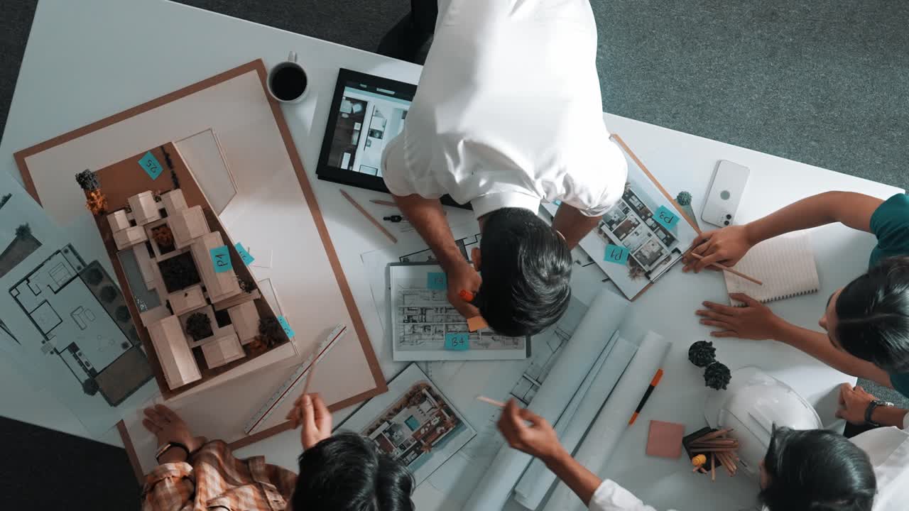 vista superior del equipo escribir notas adhesivas y nota adhesiva en el modelo de casa. alimentación.