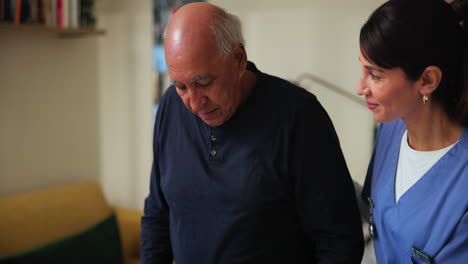 enfermera ayudando a un anciano a caminar