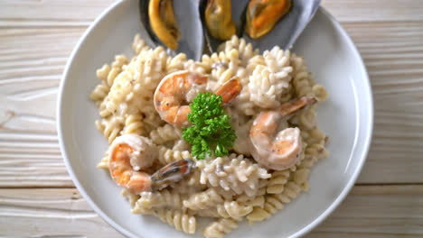 Salsa-De-Crema-De-Champiñones-De-Pasta-En-Espiral-Con-Mariscos---Estilo-De-Comida-Italiana