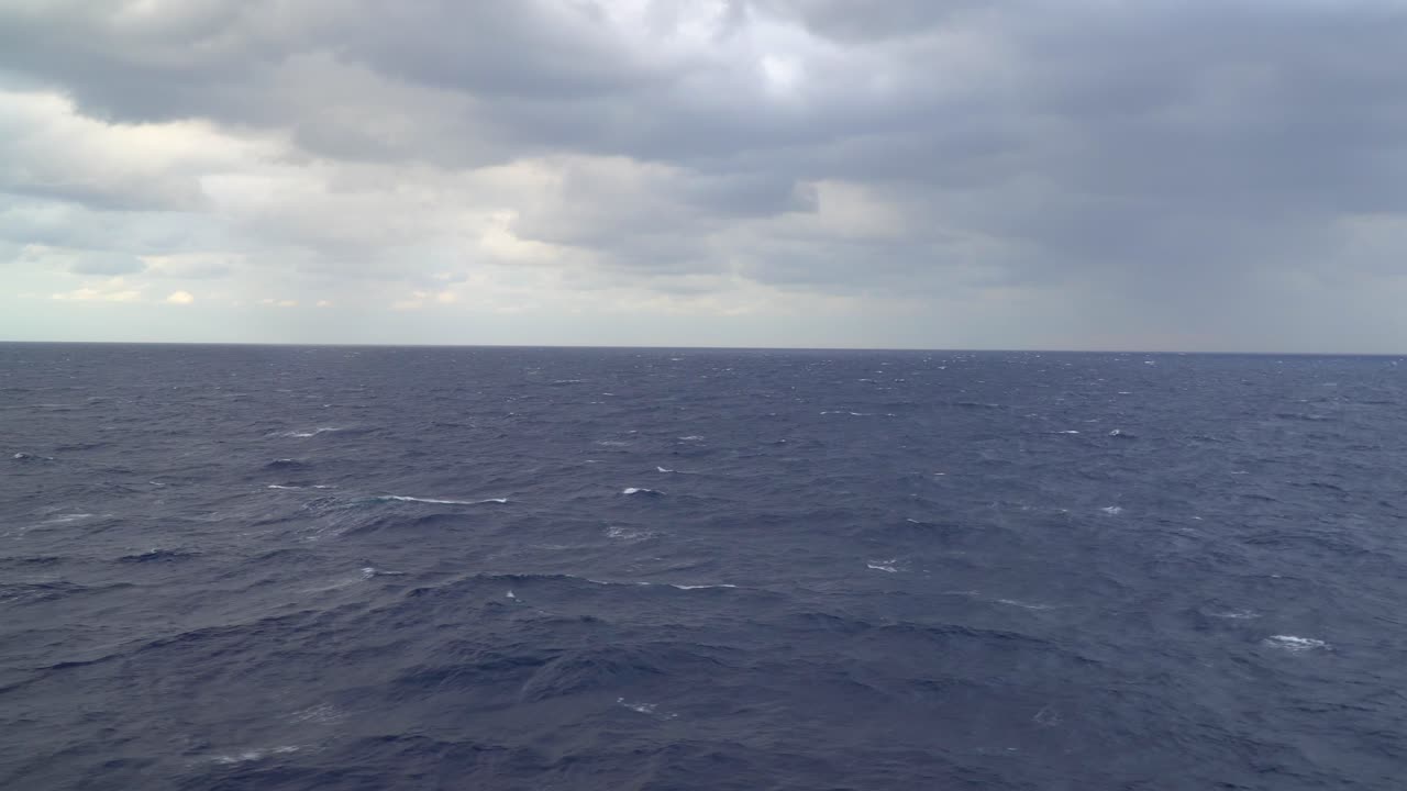 비어 있는 바다 위 의 구름 인 하늘