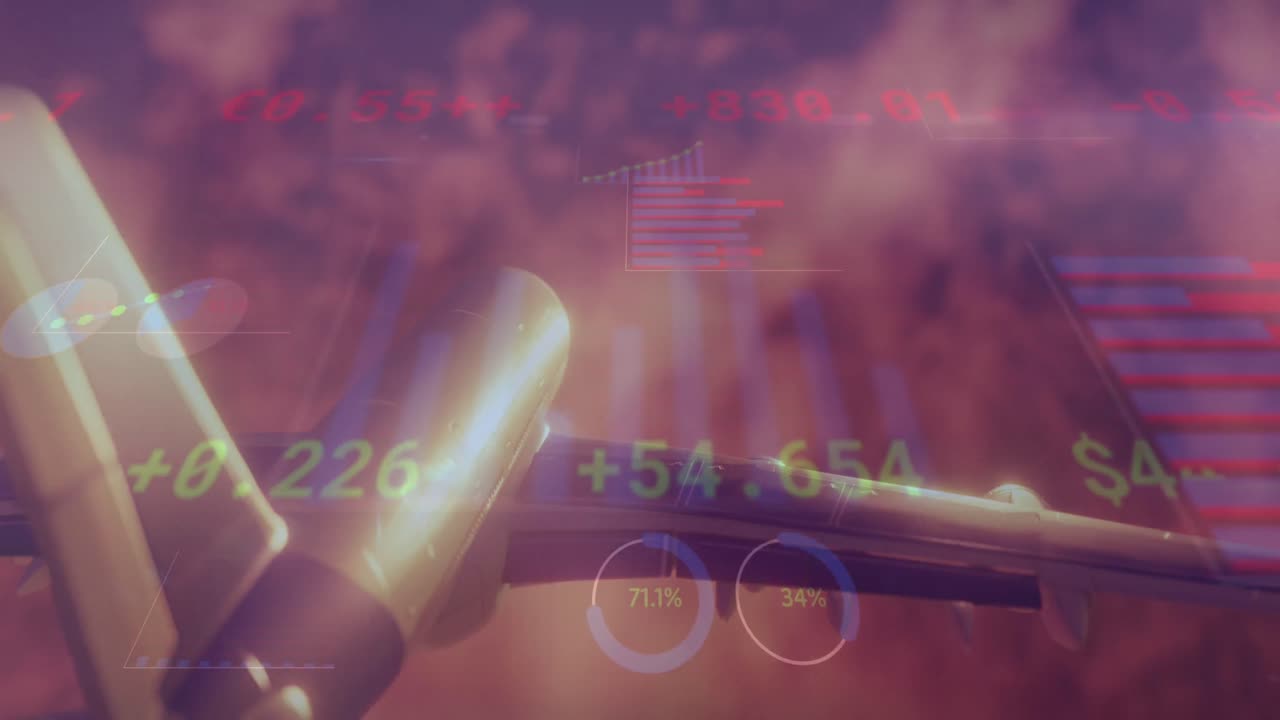 구름진 해가 지는 하늘에서 날아다니는 비행기 위에서 차트의 애니메이션과 금융 데이터 처리