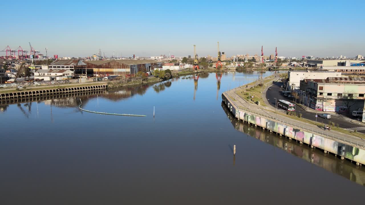 Vista aerea del fiume Matanza a La Boca, provincia di Buenos Aires, Argentina, con il porto di La Boca in lontananza