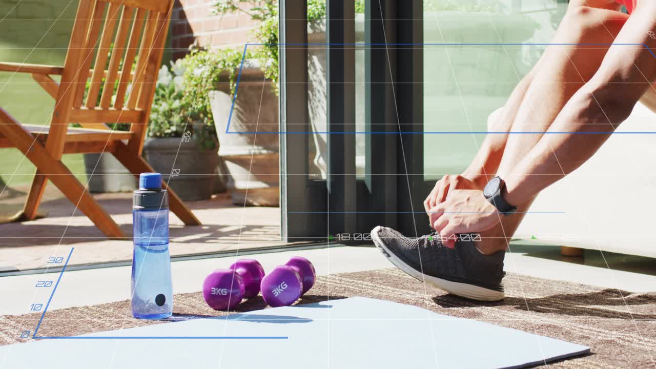 Aparecen superposiciones de datos azules, un hombre se ata los cordones y se ajusta el smartwatch para entrenar