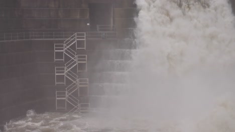 fotografía cercana del flujo de agua de la presa de hinze bajo fuertes lluvias durante la niña, interior de la costa de oro, queensland, australia