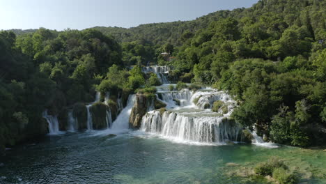 Vista-Aérea-De-La-Cascada-Skradinski-Buk-En-El-Parque-Nacional-De-Krka,-Croacia