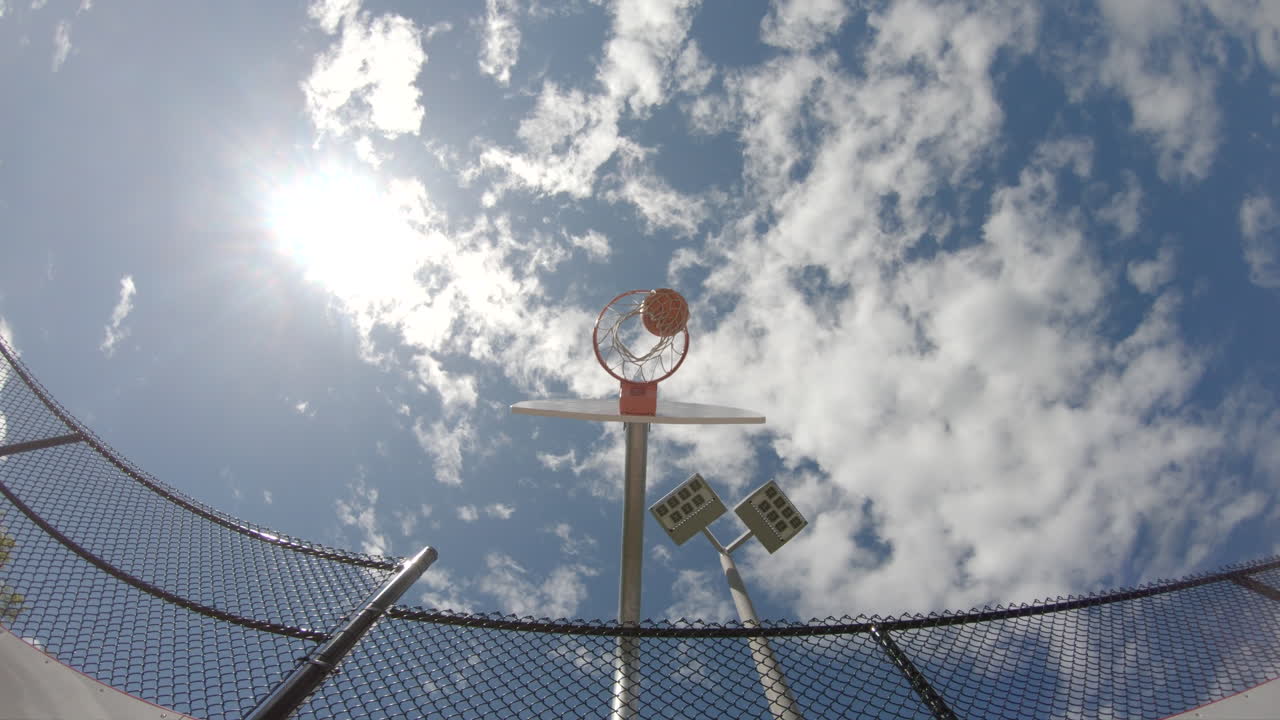 tiro de baloncesto único atletismo al aire libre en un día soleado en un parque