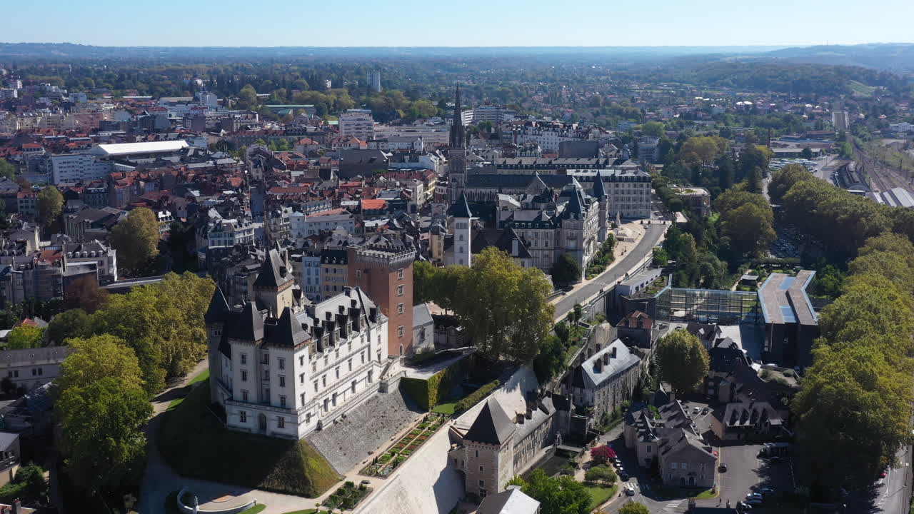 castillo de pau jardines en terrazas bulevar de los pirineos antigua francia histórica soleada