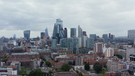 Rückwärts-über-Der-Stadt-Fliegen.-Panoramablick-Auf-Moderne-Bürogebäude-Im-Finanz--Und-Wirtschaftszentrum-Der-Stadt.-London,-Vereinigtes-Königreich