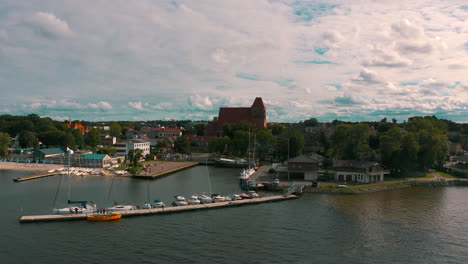 fotografía aérea de un avión no tripulado volando sobre la bahía hacia la ciudad de puck, polonia