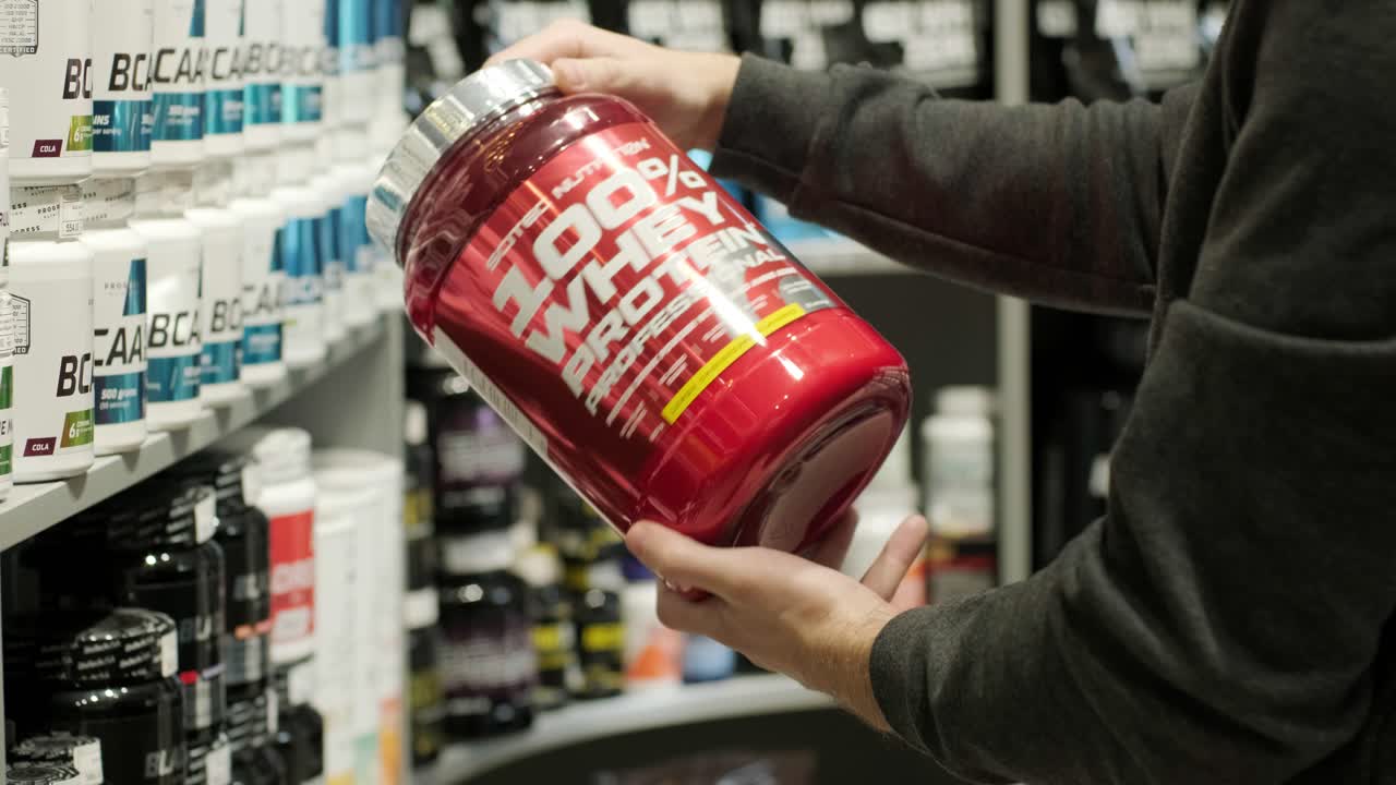 interior de la tienda de nutrición deportiva con una gran selección de suplementos nutricionales.