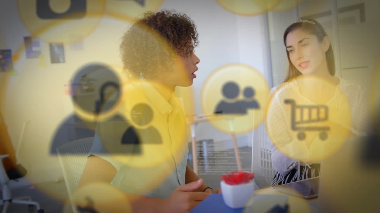animación de procesamiento de datos con iconos sobre diversos colegas discutiendo el trabajo en la oficina