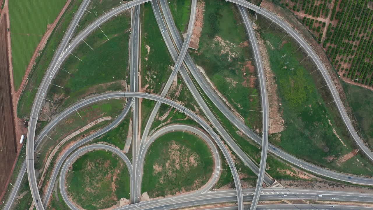 воздушный вид. шоссе, многоуровневая дорожная развязка с движущимися автомобилями. автомобили движутся на многоуровненной дорожной развязке