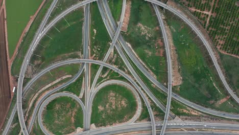 vista aérea. carretera, carretera de cruce de varios niveles con coches en movimiento. coches se mueven en un cruce de carretera de varios niveles
