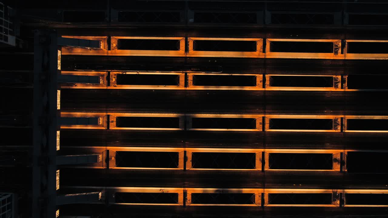 드론이 도시 상공을 날고 있다. 4k 해상도