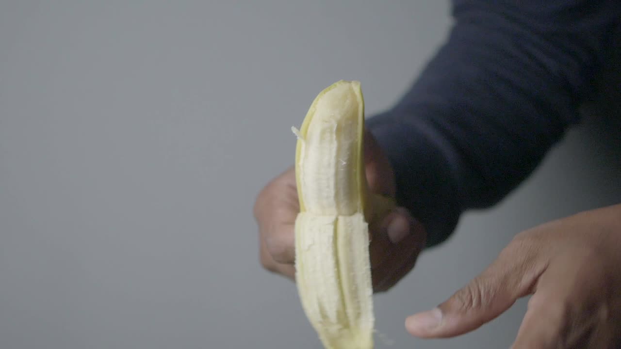 바나나 질을 벗기는 것