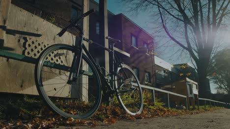 Una-Bicicleta-Parada-En-Una-Calle-De-La-Ciudad