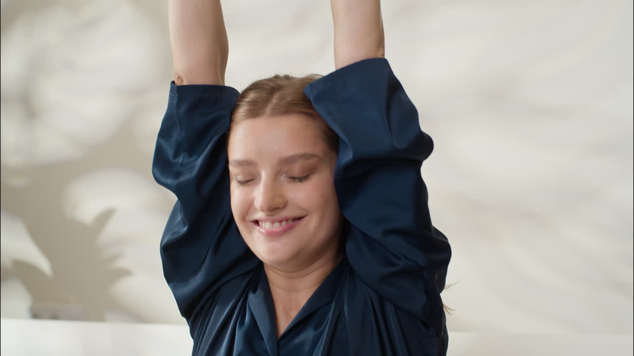 женщина растягивается в постели.