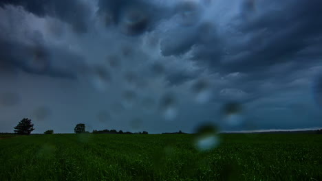 Gewitterwolken-Und-Regen-Ziehen-über-Die-Mit-Feldfrüchten-Bedeckte-Agrarlandschaft