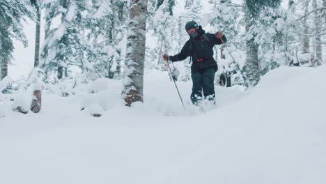 Nahaufnahme-Eines-Mannes,-Der-Einen-Zeitlupensprung-Auf-Skiern-Im-Tiefen-Pulverschnee-In-Einem-Hohen-Kiefernwald-Macht