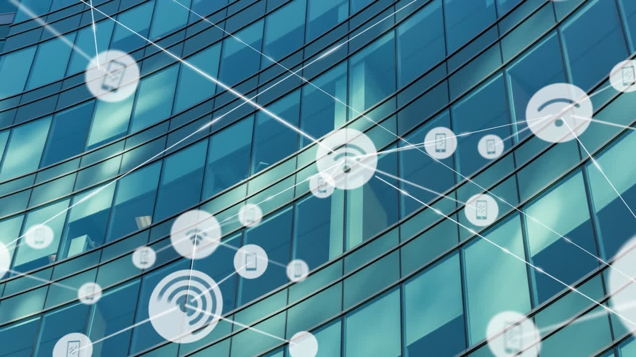 animación de una red de iconos digitales contra un edificio alto.