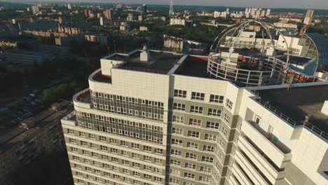 vista aérea de un edificio moderno de varios pisos en el paisaje urbano