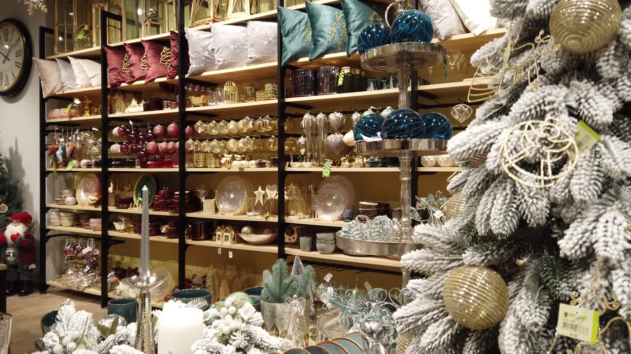 Souvenirs dans une boutique de cadeaux. Cadeaux de Noël